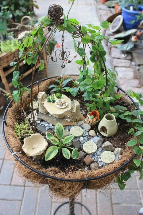 fairy garden Miniature Garden Design, Diy Miniature Garden, Miniature Garden Decor, Garden Ideas To Make, Fairies Garden, Fairy Garden Designs, Fairy Homes, Fairy Stuff, Faeries Gardens