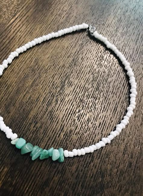 Beaded Necklace Ideas, Necklaces To Make, Chip Bead Jewelry, Beaded Chocker, Beachy Summer, Magnetic Necklace, Choker Jewelry, Beaded Necklace Diy, Handmade Wire Jewelry