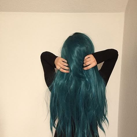 Aquamarine Hair Color, Teal Hair Aesthetic, Dyed Wavy Hair, Black And Turquoise Hair, Long Teal Hair, Crazy Colored Hair, Dark Turquoise Hair, Green Hair Aesthetic, Greenish Blue Hair