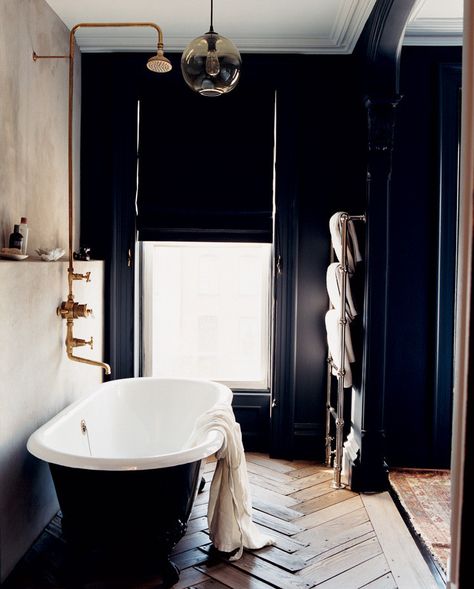 Bathroom Selfie, Brooklyn Brownstone, Bad Inspiration, Herringbone Floor, Bad Design, Clawfoot Tub, Design Del Prodotto, Bathroom Style, Black Bathroom