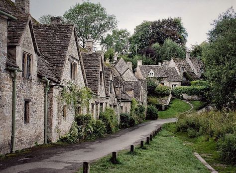 Simona Marri on Instagram: “Took this pic a couple of years ago, the very first time I visited the Cotswolds... since then I’ve fallen in love with them 💕🏡💕…” London Countryside, Sabrina Aesthetic, Arlington Row, Cotswolds England, Day Trips From London, Fairytale Cottage, Aesthetic Journal, Countryside Vacation, English Cottage Style