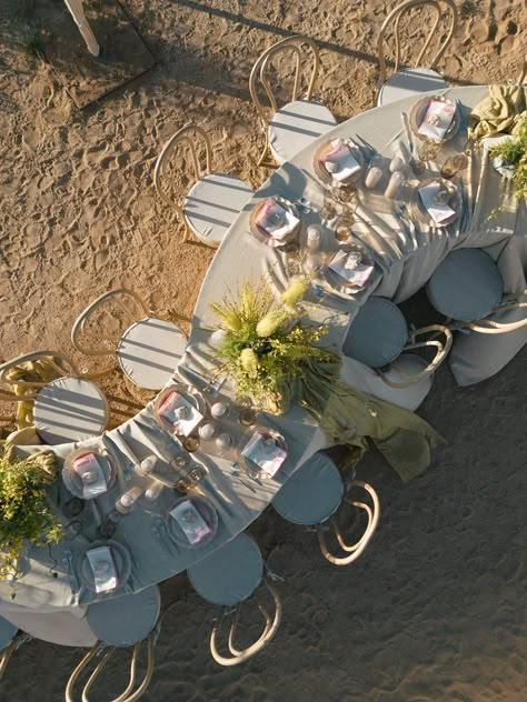 long wavy table outdoors 2025 Wedding Table Trends, Retro Beach Wedding, Ocean Side Wedding, 2025 Predictions, Italian Wedding Theme, Wavy Table, Beach Table Decorations, Dinner Design, Beach Reception