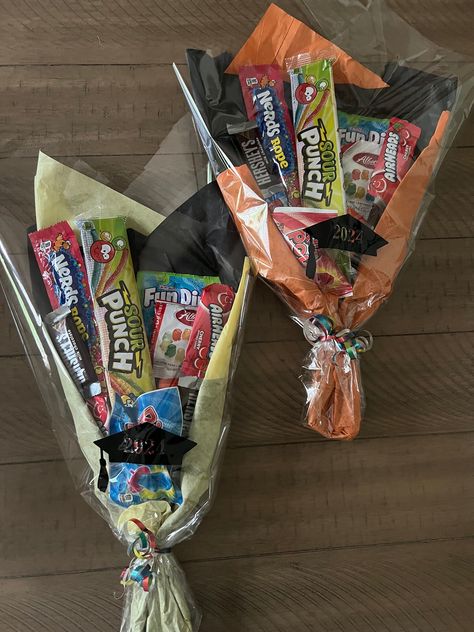 Candy Bouquet With Stuffed Animal, Senior Candy Gifts, Gift Basket Ideas Candy, Treat Bouquet Gift Ideas, Senior Night Bouquet Ideas, Diy Snack Bouquet, Candy Present Ideas, Senior Gift Baskets, Christmas Candy Bouquet Ideas