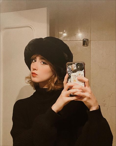 Fur Hat Aesthetic, Russian Hat Aesthetic, Winter Outfits Aesthetic Vintage, Fluffy Bucket Hat Outfit, Fuzzy Bucket Hat Outfit, Bucket Hat Outfit Winter, Hat Outfit Winter, Bucket Hat Aesthetic, Style Bucket Hat