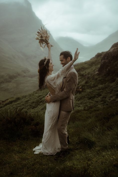 Scottish Beach Wedding, Scottish Wedding Themes, Scottish Elopement, Winter Wedding Photos, Highland Wedding, Ocean Wedding, Scotland Wedding, Ireland Wedding, Scottish Wedding