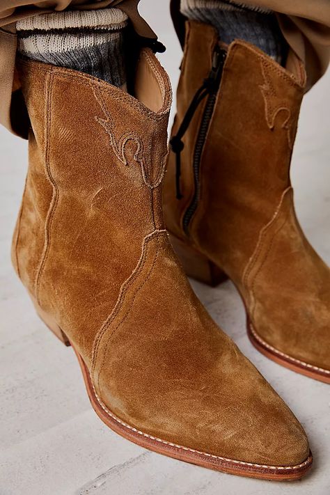 New Frontier Western Boot | Free People Pointed Chelsea Boots Outfit, Tecovas Boots Women, Country Style Fashion, Short Western Boots, Ankle Cowboy Boots, Cowboy Ankle Boots, Cowgirl Look, Leather Western Boots, Western Boot