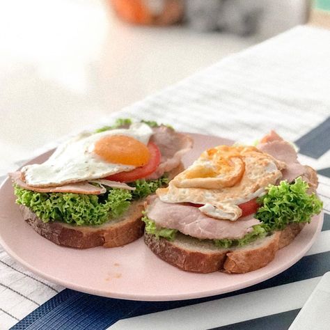 Alice 앨리스 on Instagram: “Chicken slice with egg sandwich! 🥪  ♡ White loaf ♡ Chicken ham sliced ♡ Lettuce and tomato 🍅  ♡ Egg 🍳  . . #healthylifestyle #healthyfood…” Tomato Egg, Chicken Ham, Avocado Toast Egg, Ham And Eggs, Chicken Slices, Egg Sandwich, Lean Meals, Egg Sandwiches, Egg Toast