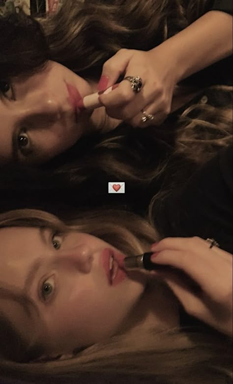 Lipstick Selfie, Instagram Post Inspiration, Selfie Photos, Story Ideas Instagram, Girl Friendship, Friends Girl, Tiktok Aesthetic, Best Friends Aesthetic, Selfie Ideas Instagram