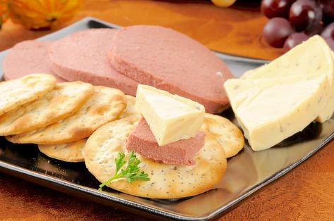 Liverwurst Vs Braunschweiger – The Differences - Foods Guy Liverwurst Recipe, Liverwurst, Ground Pork Recipes, German Sausage, Fresh Summer Salad, German Potato Salad, Pork Meat, Soft Food, Homemade Sausage