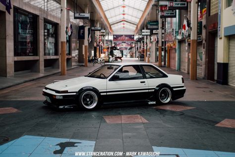 Ae86 Trueno Wallpaper, Trueno Wallpaper, Black Sedan, Toyota Sprinter, Initial D Car, Toyota Car, Grey Car, Car Backgrounds, Ae86