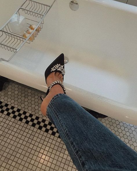 🛁 Manolo Lurum, Malano Blahnik, Manolo Blahnik Outfit, Manolo Blahnik Lurum, Formal Pumps, Chanel Espadrille, Outfit Details, Dress Codes, Manolo Blahnik