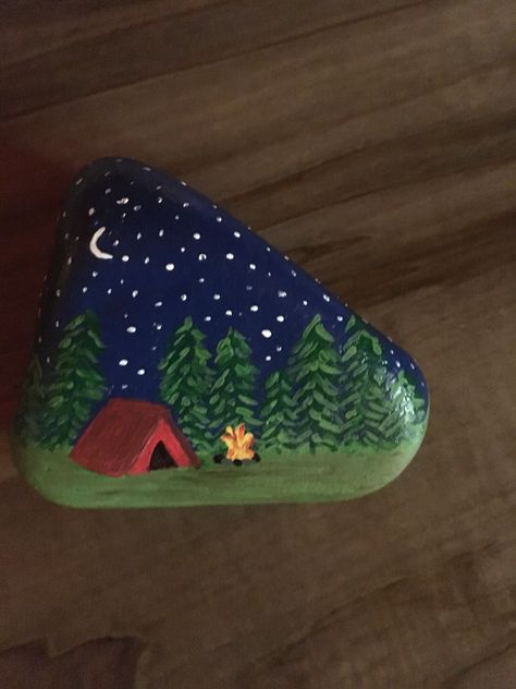 Rock Painting Triangle Rocks, Rock Painting Scenery Ideas, Native Rock Painting, Painted Rock Designs Easy, Mountain Painting On Rock, Triangle Painted Rocks, Country Rock Painting Ideas, Colorado Painted Rocks, Landscape Rock Painting Ideas