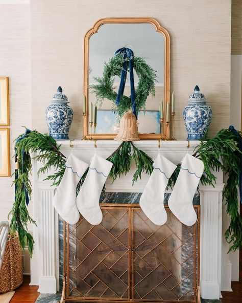 McKenzie Fussell (@mckenziefussell) • Instagram photos and videos Grand Millennial Christmas, Millennial Christmas, Chinoiserie Christmas, Southern Christmas, Coastal Christmas Decor, Blue Christmas Decor, Grand Millennial, Christmas Mantle Decor, Christmas Decor Inspiration