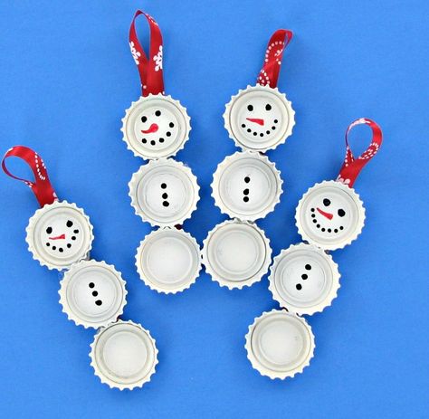 These adorable Bottle Cap Snowman Ornaments are ready to decorate Unusual Christmas Ornaments, Recycled Christmas Tree, Diy Snowman Ornaments, Diy Schneemann, Homemade Christmas Decorations, Diy Snowman, Snowman Christmas Ornaments, Winter Crafts For Kids, Handmade Christmas Decorations