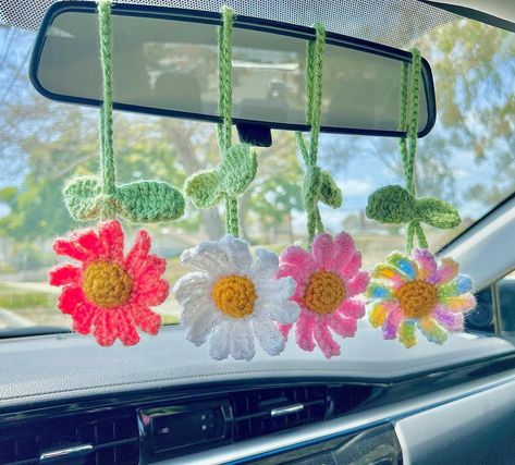 Crochet Car Charm, Crochet Car, Crochet Keychain Pattern, Crochet Daisy, Crochet Leaves, Crochet Design Pattern, Beginner Crochet Projects, Crochet Fashion Patterns, Crochet Flower Tutorial