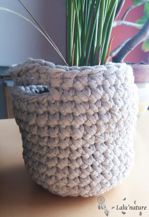 Mini Cache-pot Trapilho_Lalu'nature tuto Pot Crochet, Cache Pot, Wicker Laundry Basket, Straw Bag, Projects To Try, Miami, Art Inspiration, Couture, Crochet