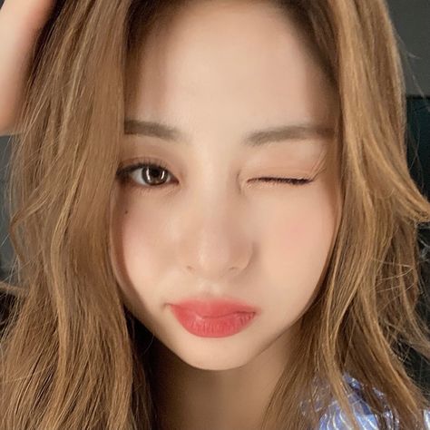 Yujin Lesserafim Icon, Yujin Lesserafim, Beige Icons, Yunjin Icon, Huh Yunjin, Girl Artist, New Wife, Icons Kpop, Blue Flames