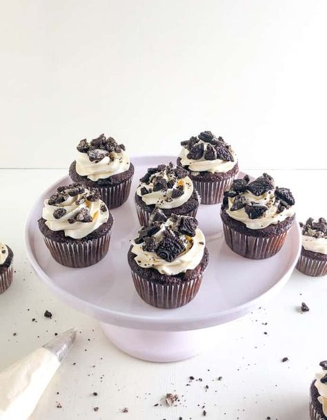 Oreo Cupcakes with Cream Cheese Buttercream – Amy's Delicious Mess Oreo Ideas, Oreo Cupcake, Cream Cheese Buttercream Frosting, Cupcake Cream, Cocoa Powder Cookies, Cream Cheese Buttercream, Oreo Cupcakes, Fun Baking, Crunchy Cookies