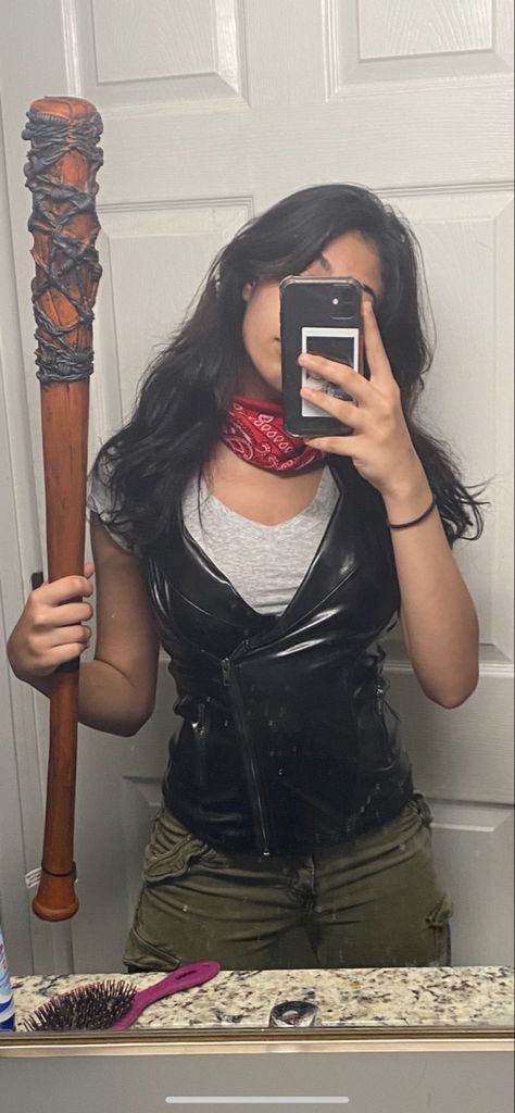 Michonne Halloween Costume, Maggie Rhee Costume, Negan Halloween Outfit, Negan Twd Halloween Costume, Negan Twd Costume, Negan Costume Female, Cool Scary Halloween Costumes, Female Negan Costume, The Walking Dead Halloween Costumes