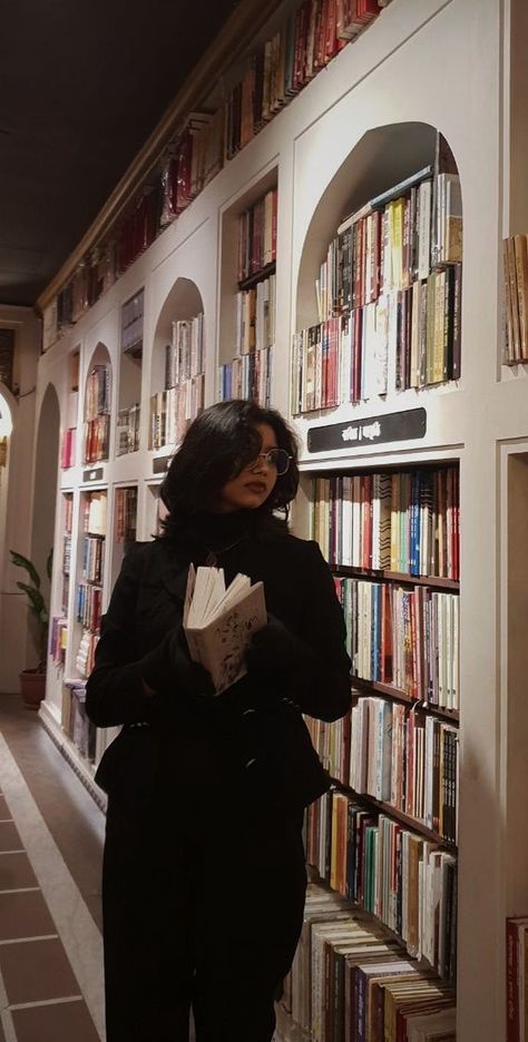 aesthetic/girl/bookstore/dark academia/black outfit Black Intellectual Aesthetic, Dominiquecore Aesthetic, Black Women Dark Academia Aesthetic, Dark Academia Black Outfit, Dark Academia People, Dark Academia Black Women, Dark Academia Outfit Black, Bookstore Aesthetic Outfit, Black Academia Aesthetic