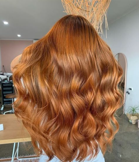 Capelli rossi 👩‍🦰 le tendenze colore dell’inverno 2021 per chiome fiammanti Honey Copper Hair, Copper Blonde Hair, Copper Blonde, Ginger Hair Color, Wella Hair, Copper Hair Color, Honey Hair, Copper Hair, Red Hair Color