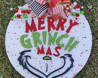 Grinch Door, Grinch Crafts, Grinch Wreath, Grinch Decorations, Grinch Christmas Tree, Grinch Christmas Decorations, Door Signs Diy, Christmas Signs Wood, Christmas Door Hanger