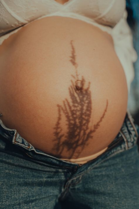 Belly Maternity Photography, Maternity Pictures Arizona, Jeans And Tank Top Maternity Photos, Maternity Photo Props Ideas, Grass Maternity Photos, Maternity Photo Ideas Outdoor, Pregnate Photoshoot Outdoor, Maternity Photography Only Mom, Plant Maternity Shoot