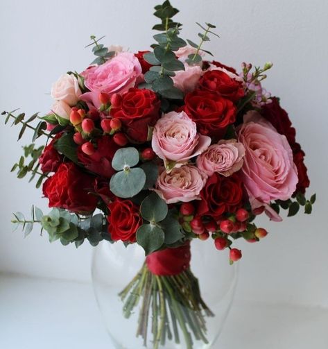 Valentines Arrangements, Red Flower Arrangements, Wine Theme Wedding, Quinceanera Pink, Pink Flower Arrangements, Black Bouquet, Pink Flower Bouquet, Red And White Weddings, Bridal Bouquet Pink