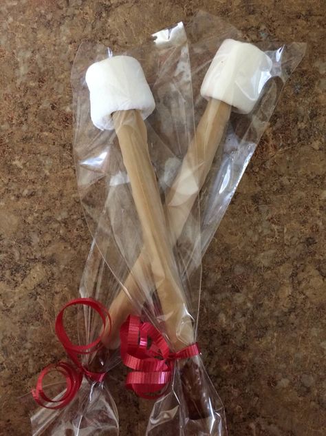 Drum stick pretzels. Music Themed Snacks, Drum Themed Birthday Party, Stick Pretzels, Mishloach Manot, Diy Drums, School Nurse Office, Desert Ideas, Rick Rolled, Music Themed Parties