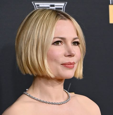 21 of Michelle Williams's Most Iconic Hairstyles – HairstyleCamp Michelle Williams Bob, Michelle Williams Haircut, Bob One Length, Short Cute Hair, Michelle Williams Hair, Retro Inspired Hair, Haircuts Highlights, Bob Style Haircuts, Hot Short Hair