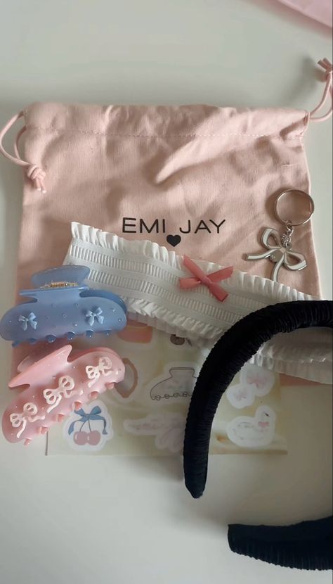 emi jay haul emijay clawclip hair aesthetic vibes inspo inspiration pink princess girly haul shopping shopaholic Emijay Hair Clip, Emi Jay Hair Clip, Pretty Organization, Hair Clips Aesthetic, Unique Best Friend Gifts, Emi Jay, Girly Makeup, Gift Sets For Her, Hair Aesthetic