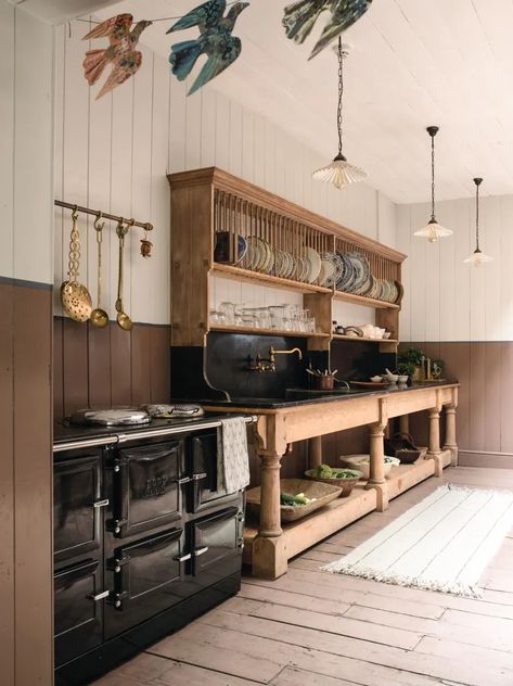 Inside Berdoulat owner Patrick Williams' home - Homes and Antiques Pool House Kitchen, Edward Bulmer, Unfitted Kitchen, Natural Paint, London Brown, Barn Kitchen, Living Vintage, Freestanding Kitchen, Cottage Kitchens