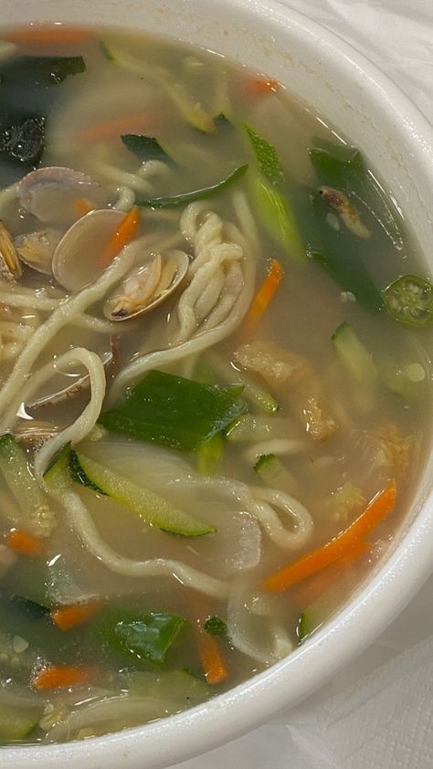 Chicken Noodle Soup Aesthetic, Food Stories Ideas, Noodle Soup Aesthetic, Soup Meal Prep, Fall Meal Prep, Soup Aesthetic, Fall Meal, Chicken Burgers Recipe, Noodles Soup