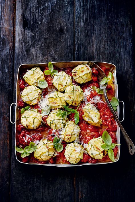 Wij hebben een ideaal recept voor iedereen die graag wat meer groente wil eten! Donna Hay verrast ons in haar nieuwe kookboek Everyday Fresh met een ravioli gemaakt van courgette. De vulling bestaat uit drie soorten kaas en wordt geserveerd in een tomatensaus. Het recept delen we vandaag met jullie. Ben je benieuwd naar onze mening over het kookboek Everyday Fresh? Lees dan hier onze review! Egg Chilli Recipe, Reuben Recipe, Zucchini Ravioli, Donna Hay Recipes, Beetroot Recipes, Ravioli Bake, Ricotta Recipes, Donna Hay, Cheese Ravioli