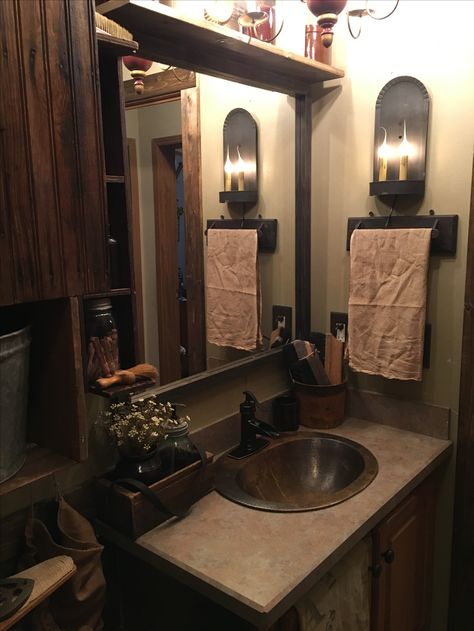 Primitive Bathroom Ideas, Primitive Bathroom Decor, Makeover Kamar Mandi, Primitive Bathroom, Country Bathroom Decor, Primitive Bathrooms, Primitive Homes, Bathroom Images, Country Bathroom