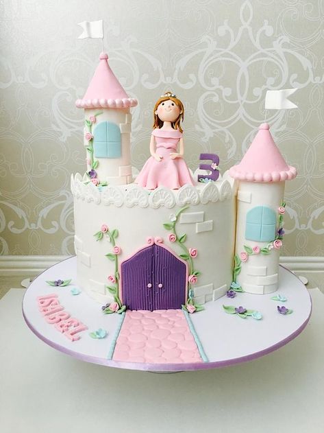 Princess Theme Cake, Bolo Hot Wheels, Castle Birthday Cakes, Fairy Birthday Cake, Princess Castle Cake, 5th Birthday Cake, Disney Princess Cake, Princess Theme Birthday, Princess Theme Birthday Party