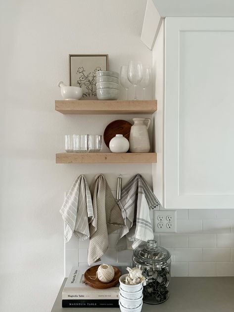 Small Kitchen Shelf, Shelves In The Kitchen, Floating Shelf Kitchen, Home Gel Nails, Float Shelf, Diy Floating Shelves, Kitchen Floating Shelves, Home Drawing, Drawing Home