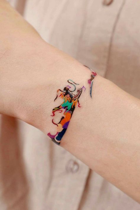 Wrist Dragon Tattoo For Women, Dragon Bracelet Tattoo, Tattoo Bracelets For Women, Bracelete Tattoos, Small Color Tattoo Ideas, Japanese Bracelet Tattoo, Dragon Band Tattoo, Tatoos Woman Back, Bracelets Tattoos For Women