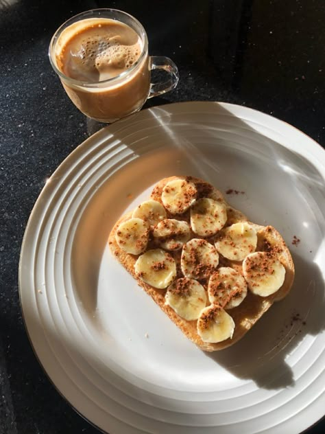 Toast Banana Peanut Butter, Peanut Butter Banana Toast Aesthetic, Aesthetic Toast Breakfast, Easy Breakfast Aesthetic, Banana Toast Aesthetic, Breakfast Toast Aesthetic, Peanut Butter Toast Ideas, Cute Breakfast Aesthetic, Aesthetic Toast