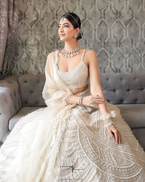 Pearl Lehenga Bridal, White Sangeet Lehenga, White Pearl Lehenga, Jewellery With White Lehenga, Golden Lengha, Zuhair Murad Wedding Dresses, White Wedding Lehenga, Pearl Lehenga, Zuhair Murad Wedding