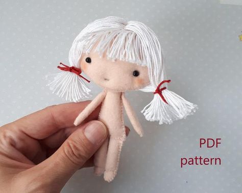 Felt Doll Pattern, Fabric Doll Pattern, Textile Art Dolls, Felt Toys Patterns, Sock Dolls, Felt Fairy, Doll Sewing, Felt Craft, Pin Doll