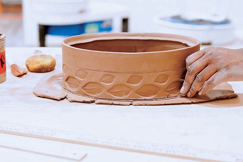 Clay Casserole Dish, Casserole Dish Ceramic, Casserole Dish Pottery, Pottery Casserole Dishes, Easter Pottery Ideas, Clay Baking Dish, Bee Pottery, Pottery Casserole, Ceramica Ideas