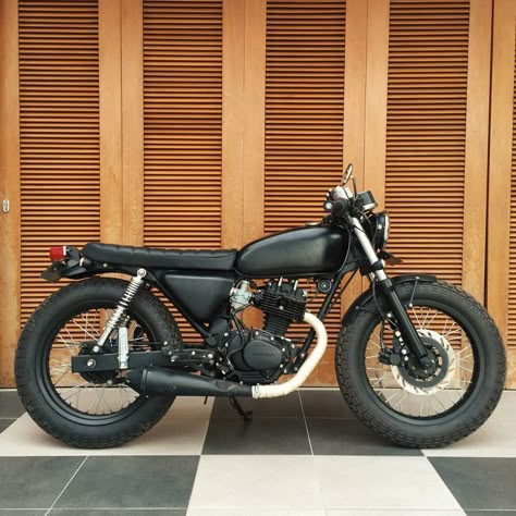 Honda CB100 british style #cb100 #custom Cb 100, Aesthetic Bike, Adventure Bike Motorcycles, Brat Bike, Vintage Honda Motorcycles, Cafe Racer Moto, Honda Scrambler, Honda 125, Tracker Motorcycle