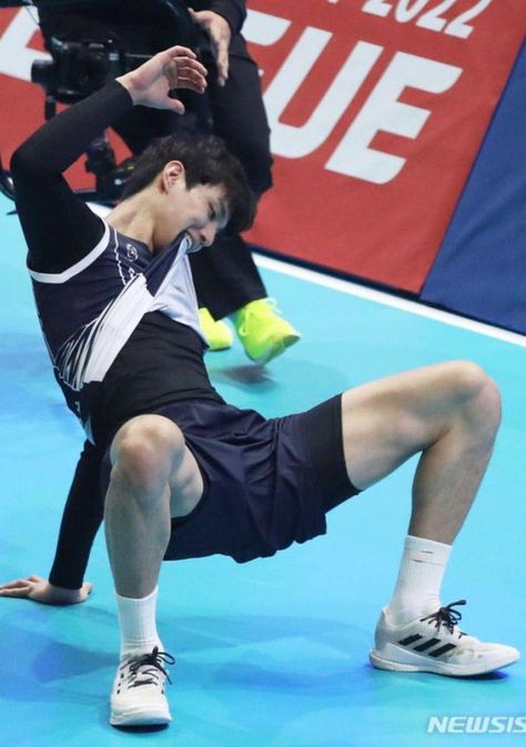 남성 근육, Muka Lelaki, Kpop Fashion Men, Volleyball Poses, Mens Volleyball, Body Action, Boyfriend Pranks Pictures, Cute Football Players, Sports Boys