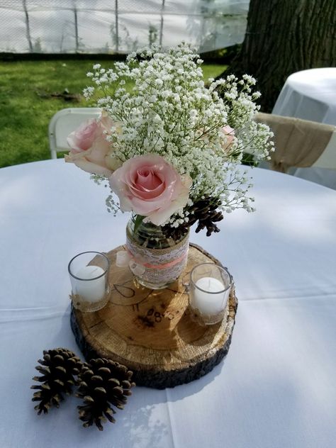 Mason jar with wood and pink roses Sweet Sixteen Centerpieces, Pink Quince Theme, Rustic Quinceanera, Quince Centerpieces, Centerpieces Quinceanera, Pink Table Decorations, Rose Centerpieces Wedding, Baby Shower Roses, Quince Themes