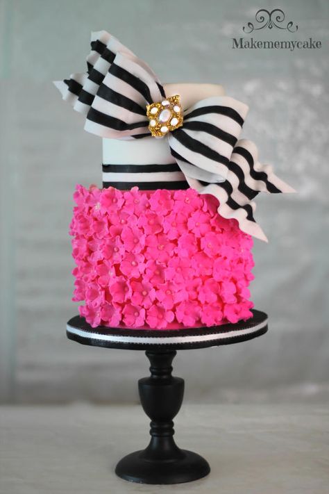 A bow is never big enough but if also has hot pink it becomes a perfect cake for a fashionista. I love bows and I love pink so I enjoyed a lot making this cake. Hope you like it!! :) Cake With Flowers, Bow Cakes, Tiered Cake, Gateaux Cake, Crazy Cakes, Gorgeous Cakes, Occasion Cakes, Pink Cake, Love Cake