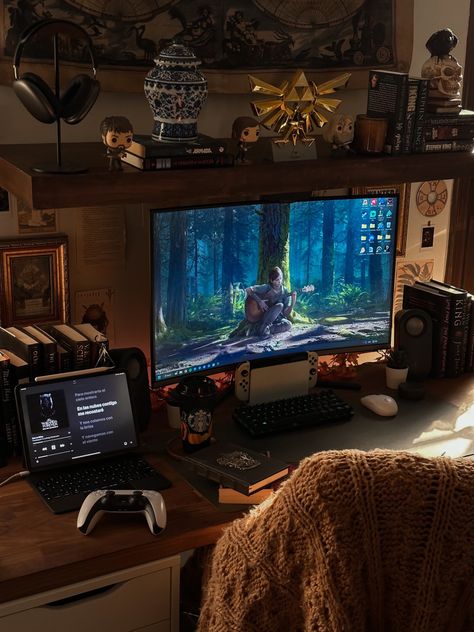 Men Pc Setup, Guy Pc Setup, 55 Inch Desk Setup, Pc Bedroom Setup, Maximalist Pc Setup, Apartment Gaming Room, Aesthetic Game Room Ideas, Tlou Inspired Room, Rustic Gaming Setup