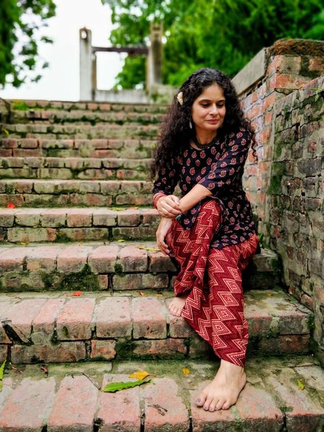 What you should wear in India will largely depend on two Questions 1)  Which place in India are you visiting? 2) Which Season are you  visiting india? Click to read what to wear in India to feel  comfortable and culturally accepted (including why scarves are a  woman's new best friend!) #IndiaPackingListForWomenAndMen  #bestclothestopackforindia #whatoweartoindia #indiapackinglist  #packingtipsforindia #indiatraveltips #indiatraveloutfit  #indiavacationoutfitideas #whattowearinindia What To Wear In India, Kerala Trip, Banaras Hindu University, India Vacation, Trip Outfit, Light Travel, Traditional Indian Dress, Visit India, Authentic Indian