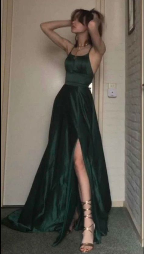 Green Dress Aesthetic, Evening Party Dress Long, Formal Attire For Women, Green Spaghetti, Formal Prom Dresses Long, Dark Green Dress, Classy Prom Dresses, Best Prom Dresses, Elegant Dresses Classy