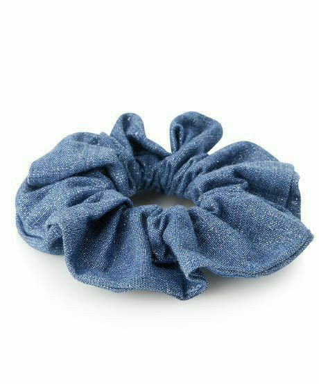 Denim Upcycle Accessories, Denim Accessories Ideas, Denim Hair Accessories, Denim Scrunchies, Artisanats Denim, Jean Diy, Hair Clips 90s, Ropa Upcycling, Jeans Crafts